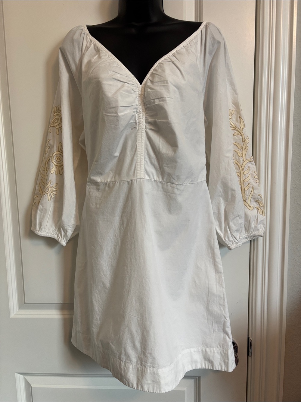 Loft White Cotton Embroidered V-Neck Women’s Dress. Size 4